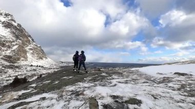 Muhteşem karla kaplı buzlu bir güneşli gün ve doğa yürüyüşe. Güzel Norveç yatay, insanlar. Lofoten Adaları. 