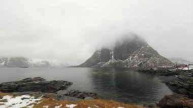 Lofoten Adaları. Güzel Norveç bahar manzara. HD ayak.
