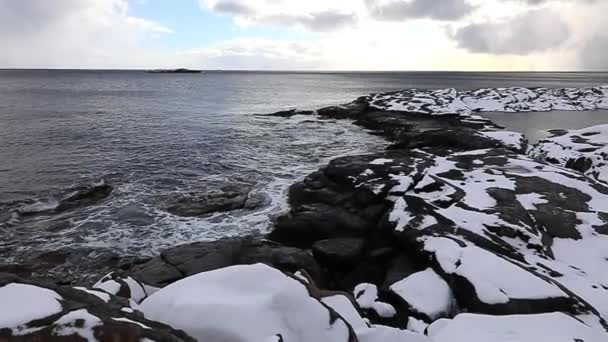 Pedras antigas nas margens do frio Mar da Noruega à noite. Ilhas Lofoten. Bela paisagem norueguesa. Filmagem em HD . — Vídeo de Stock