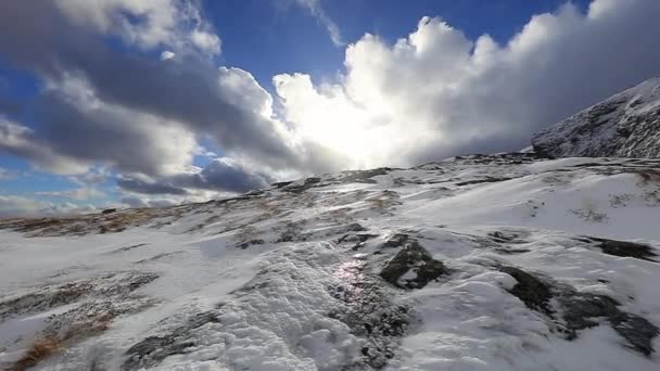 Μαγευτική βράχοι καλυμμένοι με χιόνι σε μια ηλιόλουστη ημέρα. Όμορφο τοπίο της Νορβηγίας. Νησιά Lofoten. — Αρχείο Βίντεο