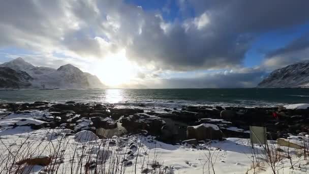 Muhteşem taş karla kaplı güneşli bir günde. Güzel Norveç manzara. Lofoten Adaları. — Stok video