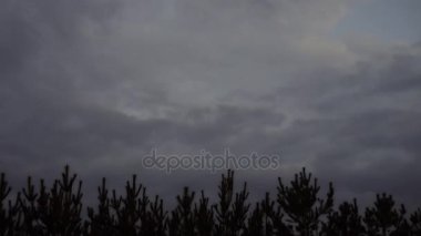 Zaman atlamalı karanlık gecenin hareketli hızlı bulutlar.