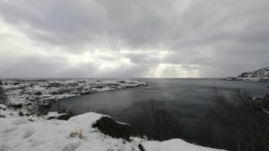 Geleneksel balıkçılık Yerleşmeleri Lofoten Adaları. Güzel Norveç Peyzaj ve eski mimari.
