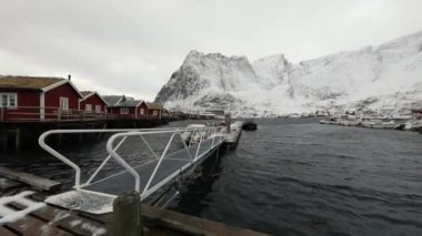 Balıkçı teknesi, geleneksel balıkçılık yerleşim Lofoten adaların eski iskelede. Güzel Norveç manzara. HD ayak.