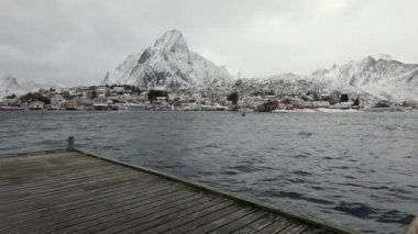 Geleneksel balıkçılık Yerleşmeleri Lofoten Adaları. Güzel Norveç Peyzaj ve eski mimari.