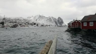 Geleneksel balıkçılık Yerleşmeleri Lofoten Adaları. Güzel Norveç Peyzaj ve eski mimari.