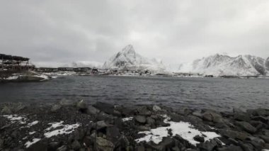 Geleneksel balıkçılık Yerleşmeleri Lofoten Adaları. Güzel Norveç Peyzaj ve eski mimari.