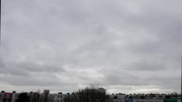 Time lapse des nuages sombres du soir se déplaçant rapidement . — Video