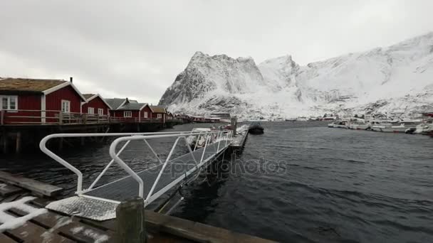 Nave da pesca presso il vecchio molo degli insediamenti di pesca tradizionali delle isole Lofoten. Bellissimo paesaggio norvegese. Video HD . — Video Stock