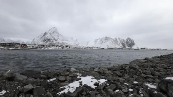 Traditionellt fiske bosättningar av Lofoten öarna. Vackra Norge landskap och gammal arkitektur. — Stockvideo