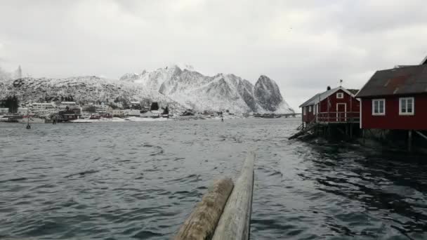 Traditionellt fiske bosättningar av Lofoten öarna. Vackra Norge landskap och gammal arkitektur. — Stockvideo