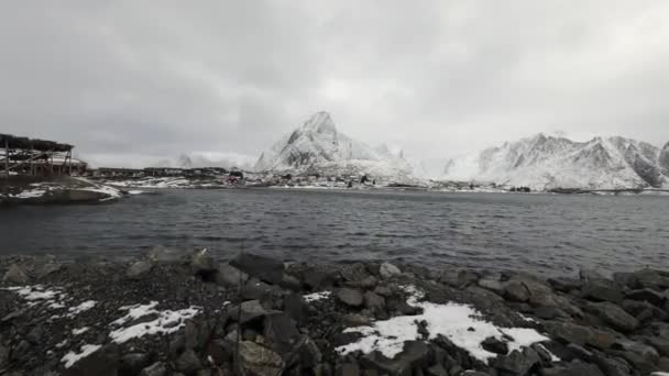 Traditionelle Fischersiedlungen auf den Lofoten. schöne norwegische Landschaft und alte Architektur. — Stockvideo