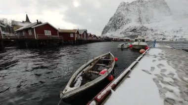 Balıkçı teknesi, geleneksel balıkçılık yerleşim Lofoten adaların eski iskelede. Güzel Norveç manzara. HD ayak.