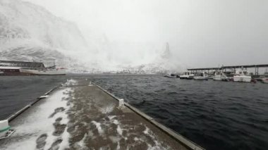 Balıkçı teknesi, geleneksel balıkçılık yerleşim Lofoten adaların eski iskelede. Güzel Norveç manzara. HD ayak.