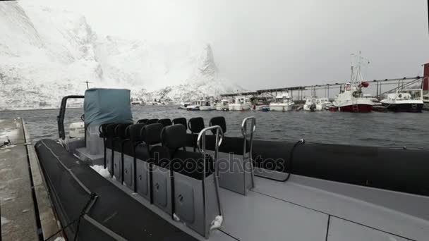 Fischerboot am alten Pier traditioneller Fischersiedlungen auf den Lofoten. schöne norwegische Landschaft. HD-Material. — Stockvideo