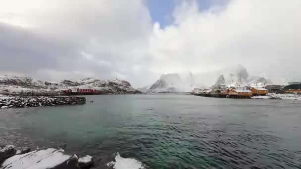 Traditionelle Fischersiedlungen auf den Lofoten. schöne norwegische Landschaft und alte Architektur. — Stockvideo