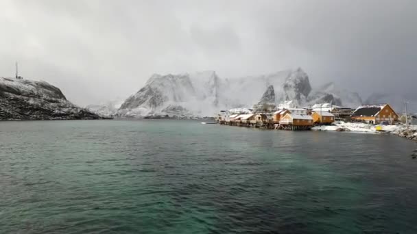 Poblaciones pesqueras tradicionales de las islas Lofoten. Hermoso paisaje de Noruega y arquitectura antigua . — Vídeo de stock