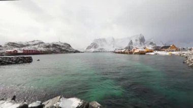 Geleneksel balıkçılık Yerleşmeleri Lofoten Adaları. Güzel Norveç Peyzaj ve eski mimari.