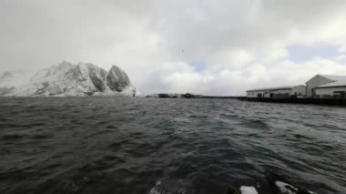 Muhteşem taş karla kaplı güneşli bir günde. Güzel Norveç manzara. Lofoten Adaları. 