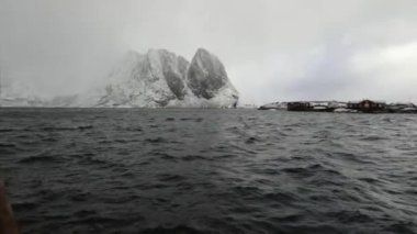 Muhteşem taş karla kaplı güneşli bir günde. Güzel Norveç manzara. Lofoten Adaları. 
