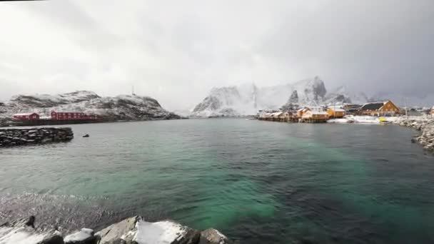 Estabelecimentos de pesca tradicionais das ilhas Lofoten. Bela paisagem norueguesa e arquitetura antiga . — Vídeo de Stock