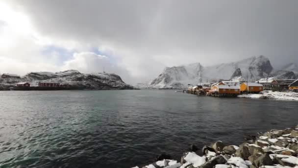 Hagyományos halászati település Lofoten-szigetekre. Gyönyörű Norvégia táj és a régi építészet. — Stock videók