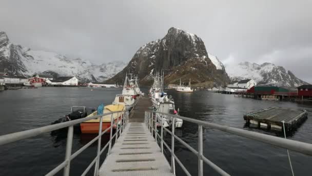 Nave da pesca presso il vecchio molo degli insediamenti di pesca tradizionali delle isole Lofoten. Bellissimo paesaggio norvegese. Video HD . — Video Stock