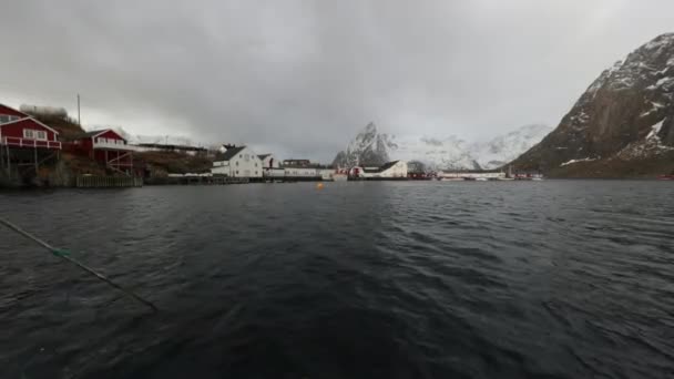Vissersvaartuig op de oude pier van traditionele visserij nederzettingen van de Lofoten eilanden. Mooi landschap van Noorwegen. HD-beelden. — Stockvideo