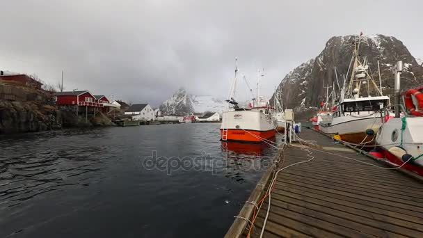 Lofoten 섬의 전통적인 낚시 타협의 오래 된 부두에서 배 낚시. 아름 다운 노르웨이 풍경입니다. Hd 영상. — 비디오