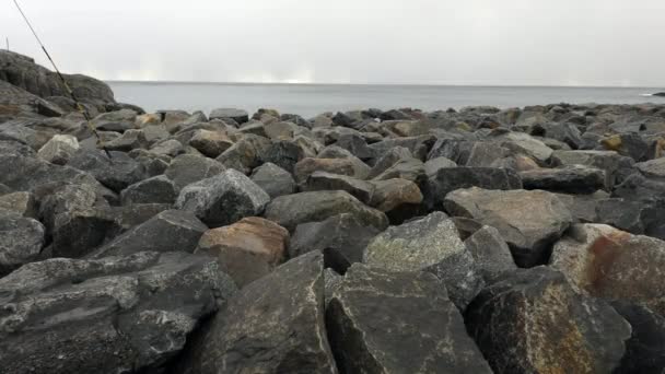 Oude stenen aan de oevers van de koude Noorse zee op moment van de avond. Lofoten eilanden. Mooi landschap van Noorwegen. HD-beelden. — Stockvideo