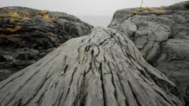 Akşam zaman soğuk Norveç Denizi kıyısında antik taşlar. Lofoten Adaları. Güzel Norveç manzara. HD ayak.