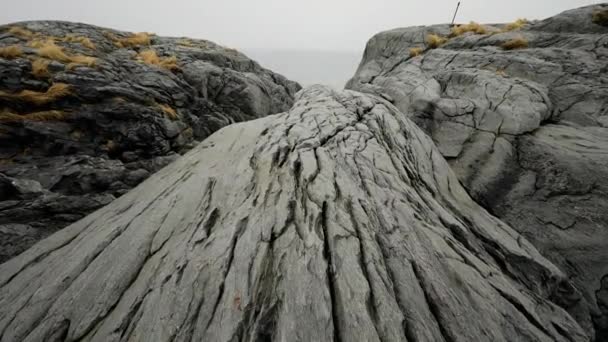 Uralte Steine an den Ufern des kalten norwegischen Meeres zur Abendzeit. Lofoten. schöne norwegische Landschaft. HD-Material. — Stockvideo