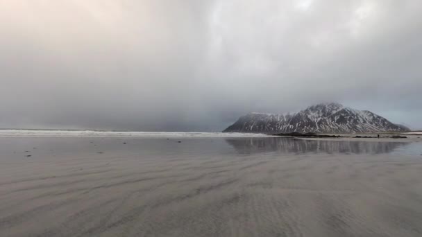 Beweging van het water aan de oevers van de koude Noorse zee op moment van de avond. Lofoten eilanden. Mooi landschap van Noorwegen. HD-beelden. — Stockvideo