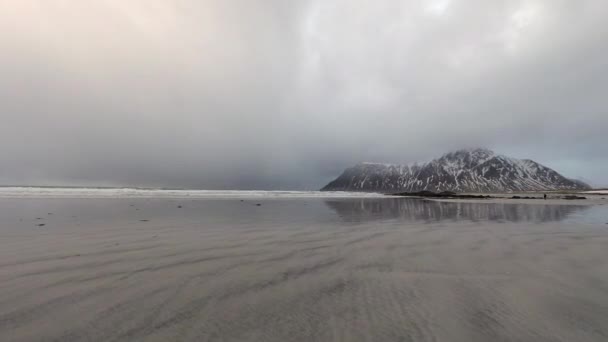 Movimiento de agua a orillas del frío mar de Noruega a la hora de la tarde. Islas Lofoten. Hermoso paisaje de Noruega. HD de imágenes . — Vídeos de Stock