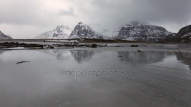 Lofoten Adaları. Güzel Norveç bahar manzara. HD ayak.