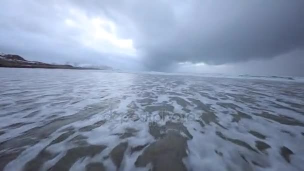 Bewegung des Wassers am Ufer des kalten norwegischen Meeres zur Abendzeit. Lofoten. schöne norwegische Landschaft. HD-Material. — Stockvideo