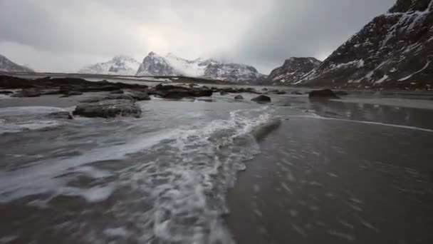 夜の時間に冷たいノルウェー海のほとりの水の動き。ロフォーテン諸島。美しいノルウェーの風景です。Hd 映像. — ストック動画