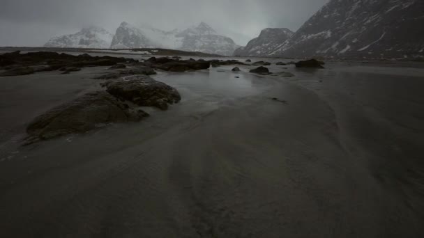 在晚上时冷挪威海海岸上的古代石头。罗弗敦群岛。挪威美丽的景观。高清画面. — 图库视频影像