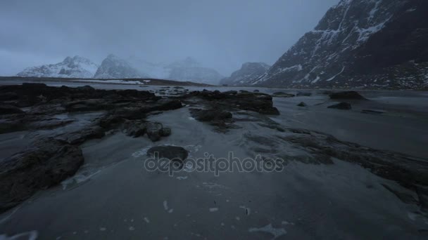 Régi kövek, hideg időben este norvég-tenger partján. Lofoten-szigetek. Gyönyörű Norvégia táj. HD felvétel. — Stock videók