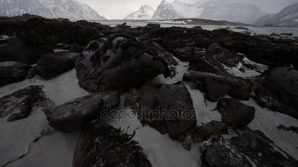 Régi kövek, hideg időben este norvég-tenger partján. Lofoten-szigetek. Gyönyörű Norvégia táj. HD felvétel. — Stock videók