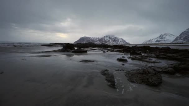 夜の時間に冷たいノルウェー海のほとりに古代の石。ロフォーテン諸島。美しいノルウェーの風景です。Hd 映像. — ストック動画