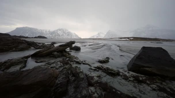 夜の時間に冷たいノルウェー海のほとりに古代の石。ロフォーテン諸島。美しいノルウェーの風景です。Hd 映像. — ストック動画