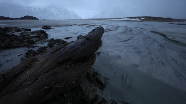 Oude stenen aan de oevers van de koude Noorse zee op moment van de avond. Lofoten eilanden. Mooi landschap van Noorwegen. HD-beelden. — Stockvideo