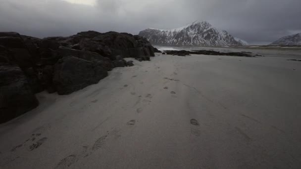 Starożytnych kamieni na brzegu zimne morze norweskie w czasie wieczoru. Lofoty. Piękny krajobraz Norwegia. Materiału wideo HD. — Wideo stockowe