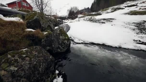 Mountain strömmar flödet av vatten som rinner ut i havet. Lofoten öarna. Vackra Norge landskap. — Stockvideo