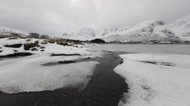 Dağ hareket okyanusa akan su akışları. Lofoten Adaları. Güzel Norveç manzara. 