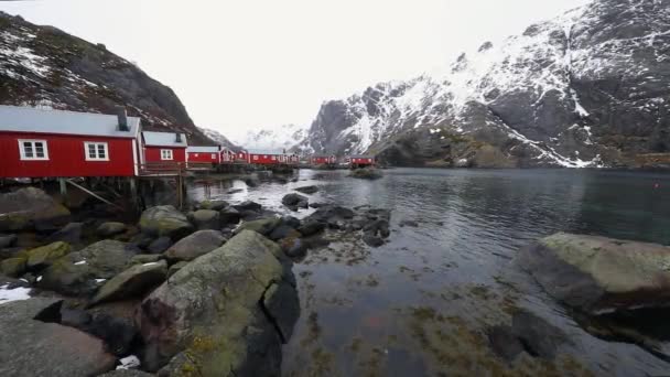ロフォーテン諸島の伝統的な漁業集落。美しいノルウェーの風景と古い建築。Hd 映像. — ストック動画