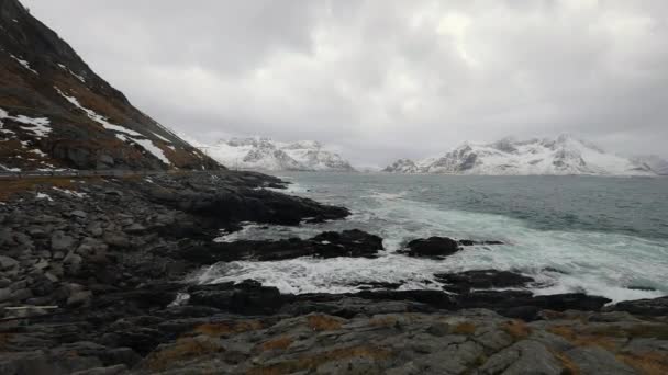 Bewegung des Wassers am Ufer des kalten norwegischen Meeres zur Abendzeit. Lofoten. schöne norwegische Landschaft. HD-Material. — Stockvideo