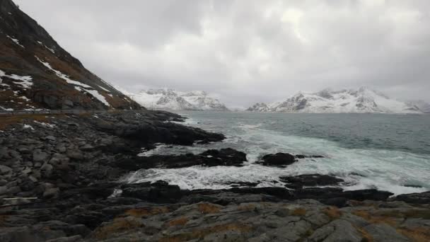 Mouvement de l'eau sur les rives froides de la mer de Norvège en soirée. Les îles Lofoten. Beau paysage norvégien. Vidéo HD . — Video