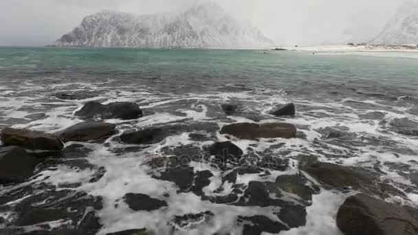 Movimento de água nas margens do frio Mar da Noruega à noite. Ilhas Lofoten. Bela paisagem norueguesa. Filmagem em HD . — Vídeo de Stock